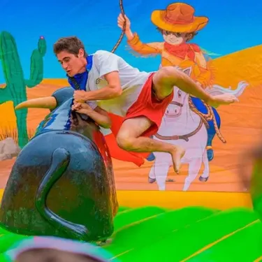 Un homme monte un taureau mécanique dans le camping Zagarella.