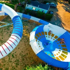 Glissière aquatique en bleu et blanc au Camping Zagarella