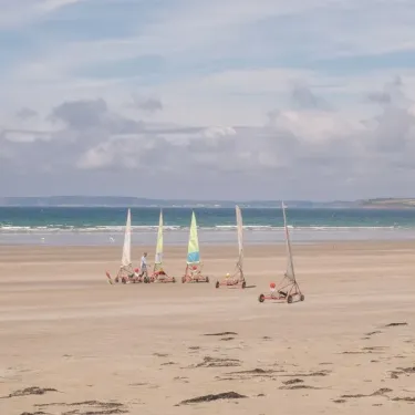 Camping Ker Vella : voiles sur plage avec mer en arrière-plan