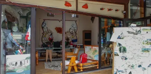 Camping Le Pré Cathare : boutique de loisirs avec cartes et jouets