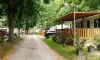 Camping Le Pré Cathare : allée pavée avec mobile home et voiture