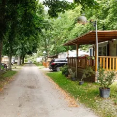 Camping Le Pré Cathare : allée pavée avec mobile home et voiture