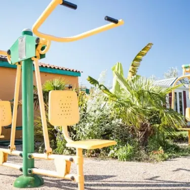 Exercice extérieur avec équipements jaunes et verts au Camping Village Corsaire