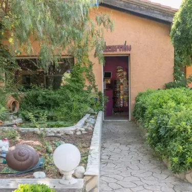 Entrée du Camping Le Lamparo avec réception et jardin