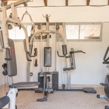 Salle de fitness équipée d'appareils de musculation au Camping Le Lamparo