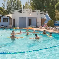 Groupes faisant de l'aquagym avec des bouées flottantes au Camping Le Lamparo