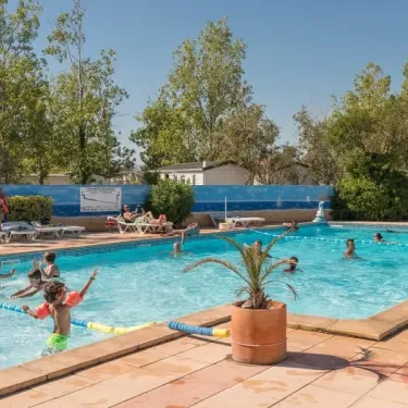 Enfants qui jouent dans la piscine du Camping Le Lamparo