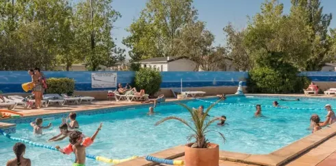 Enfants qui jouent dans la piscine du Camping Le Lamparo