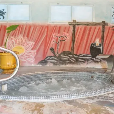 Piscine à bulles chauffée dans une salle de bain du Camping Le Lamparo