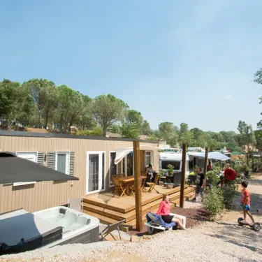 Mobile home avec jacuzzi et terrasse au Camping Domaine de Verdagne
