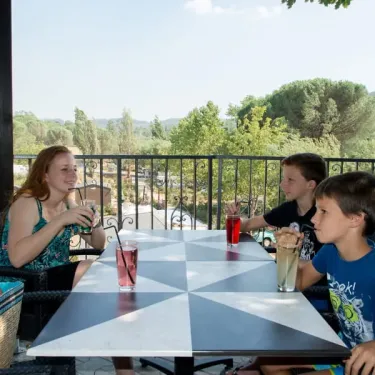 Camping Domaine de Verdagne : table de pique-nique avec enfants et adultes.