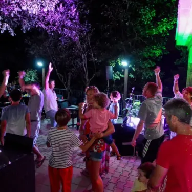 Fête nocturne au Camping Domaine de Verdagne avec danse et musique.