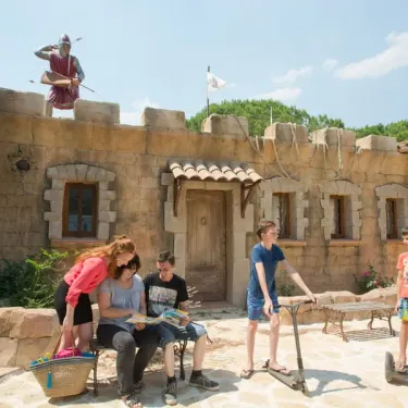 Visite d'un château médiéval dans le parc du camping.