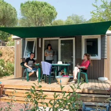 Camping Domaine de Verdagne : mobil-home avec terrasse et visiteurs