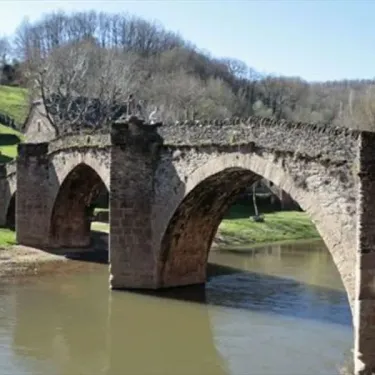 Pont en pierre au-dessus d'une rivière, Camping Hameau Saint Martial