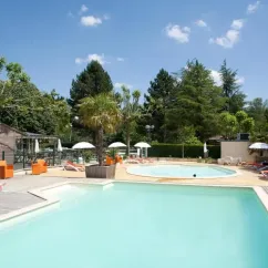 Piscine avec chaises longues et parasols au Camping Hameau Saint Martial
