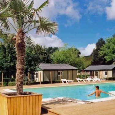 Piscine entourée de mobil-homes au Camping Hameau Saint Martial