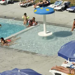 Piscine avec fontaine en forme de champignon, enfants et adultes nageant, Camping Les Ondines