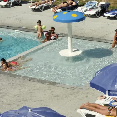 Piscine avec fontaine en forme de champignon, enfants et adultes nageant, Camping Les Ondines