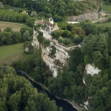 Camping Les Ondines vue aérienne sur château et rivière