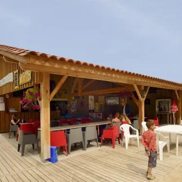 Barbecue en bois avec tables et chaises pour le repas du camping
