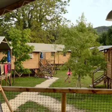 Camping Les Ondines : enfants jouent près de mobil-homes en bois