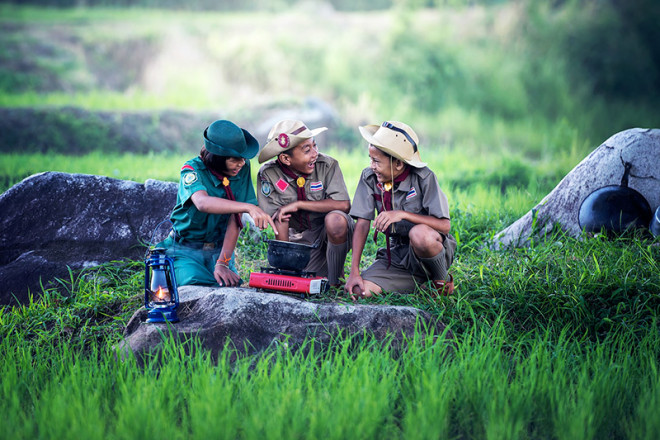 Jeunes scouts en camping