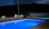Camping Borepo : piscine éclairée la nuit avec transats autour