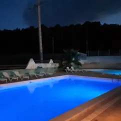 Camping Borepo : piscine éclairée la nuit avec transats autour