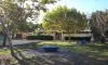 Camping Borepo : jardin avec piste de jeux et arbres
