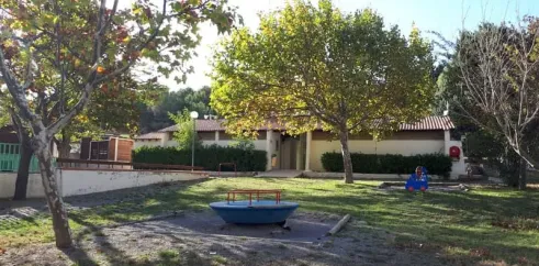 Camping Borepo : jardin avec piste de jeux et arbres