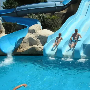 Enfant descendant un toboggan aquatique au Camping La Plage