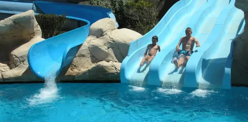 Enfant descendant un toboggan aquatique au Camping La Plage