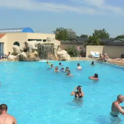Personnes nageant dans une grande piscine du Camping La Plage