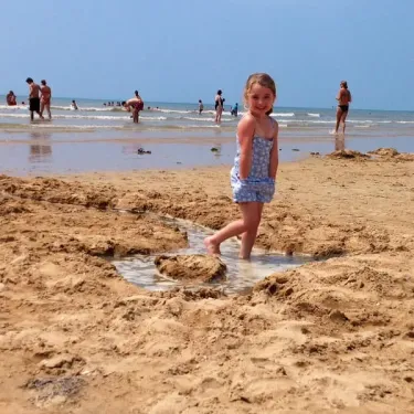 Petite fille sur la plage du Camping La Plage