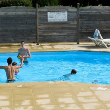 Enfants jouent dans la piscine à Camping Baie de Terenez