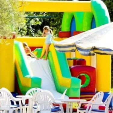 Enfants jouant sur un manège gonflable coloré au Camping Baie de Terenez