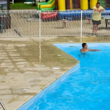 Piscine avec jeux aquatiques à Camping Baie de Terenez