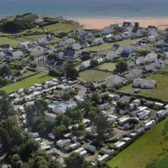 Camping Du Kérou avec caravanes et plage de sable à proximité