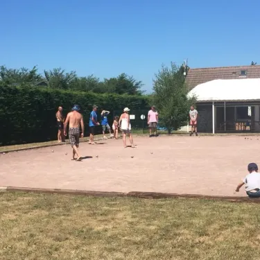 Groupes jouant au bocce sur pelouse Camping Du Golf