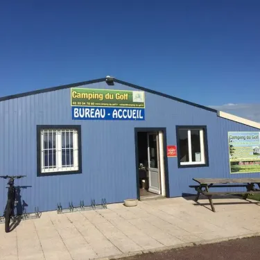 Bureau d'accueil du Camping Du Golf avec vélo et table de pique-nique