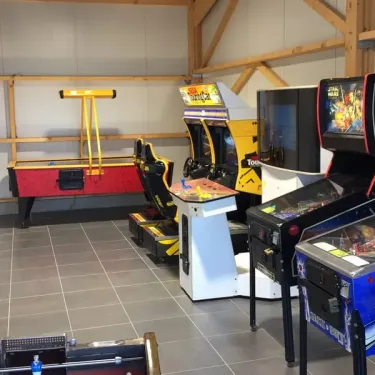 Salle de jeux vidéo avec machines Star Wars et table de football Camping Du Golf