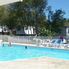 Mobile homes au bord d'une piscine, Camping Les Etangs du Plessac