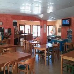 Intérieur d'un restaurant avec tables et chaises, Camping Les Etangs du Plessac
