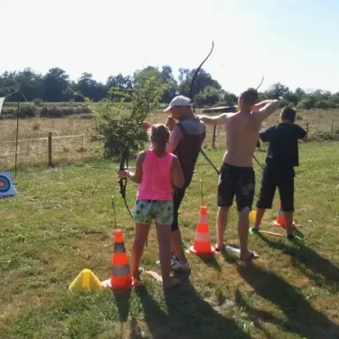 Enfants pratiquant l'archerie au Camping Les Etangs du Plessac