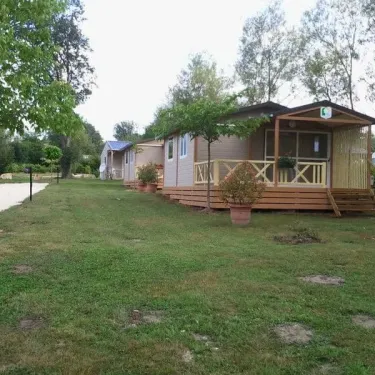 Mobile home au Camping Les Etangs du Plessac avec balcon et jardin