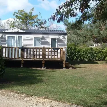 Location du camping Les Etangs du Plessac avec une cabane mobile et un jardin