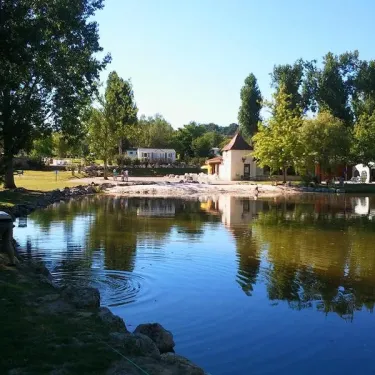 Piscine au Camping Les Etangs du Plessac avec des enfants