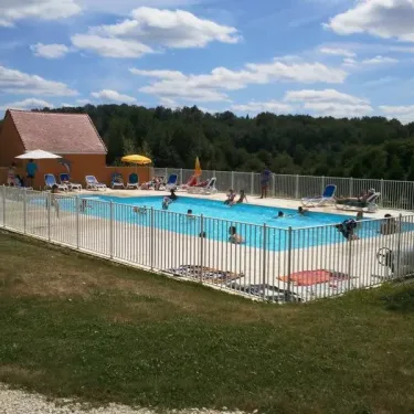 Piscine avec enfants et adultes, Camping Les Etangs du Plessac