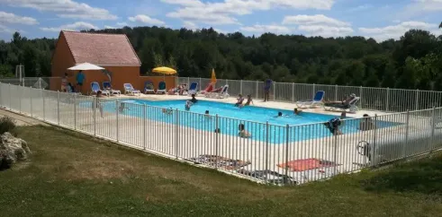 Piscine avec enfants et adultes, Camping Les Etangs du Plessac